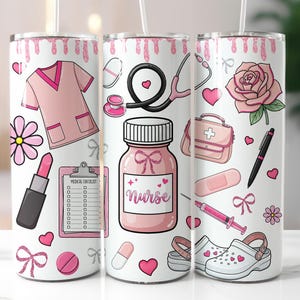 Könnte beinhalten: Ein weißer zylindrischer Becher mit einem rosa medizinischen Muster, das ein Kasack-Oberteil, Stethoskop, Checkliste, eine mit Nurse beschriftete Pillendose, Spritze, Clogs, Pflaster, Rose, Lippenstift und Herzen mit glitzernden Tropfen zeigt.