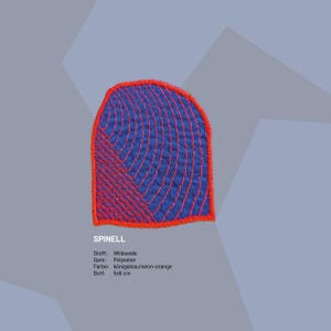 Könnte beinhalten: Ein blauer und roter gestickter Patch mit dem Text "SPINELL" und folgenden Informationen: Stoff: Wildseide, Garn: Polyester, Farbe: königsblau/neon-orange, BxH: 5x6 cm.