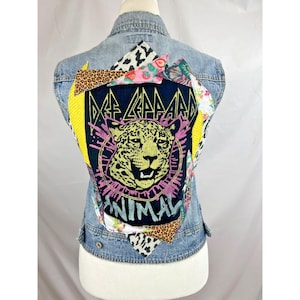Återvunnet denimväst storlek L Def Leppard lapptäcke punk nitar boho festivalkonsert
