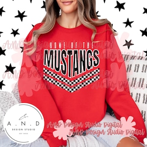 Puede incluir: Una sudadera roja con el texto "HOME OF THE MUSTANGS" en blanco y negro. El diseño incluye un patrón de cuadros. La sudadera forma parte de la colección de un estudio de diseño.
