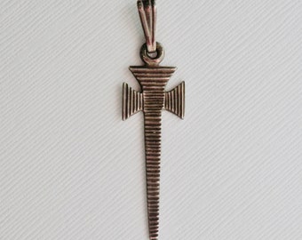 Pendentif croix en argent sterling, argent oxydé foncé, épée croix, bijoux vintage des années 1970, collier croix