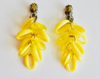 Rockabilly Earrings, Chandelier Cha Cha Earrings, Lemon Yellow, Early Plastics, Vintage Yellow Clip Ons, 1950s Jewelry, Dangle Earrings