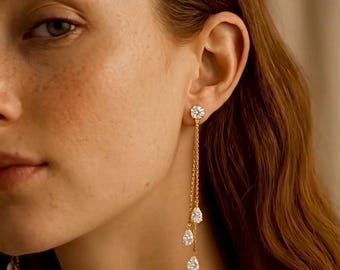 Pendientes colgantes en cascada de oro de 18 quilates con diamantes en forma de pera y redondos que suman un total de 3,5 quilates. Joyería de lujo para bodas o aniversarios.