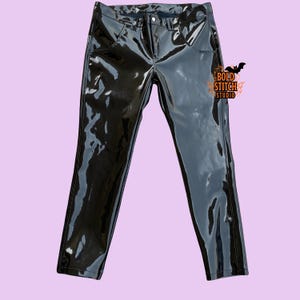 Pantalones unisex de vinilo negro – Pantalones ajustados de PVC brillante para estilo urbano y salidas nocturnas imagen 3