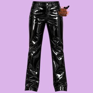 Op de afbeelding: Zwarte broek met een hoogglanzende, lakachtige afwerking. Deze broek heeft een standaard tailleband met knoopsluiting, riemlussen en een klassiek ontwerp met vijf zakken. De tekst "BOLD STITCH STUDIO" is zichtbaar in de rechterbovenhoek.