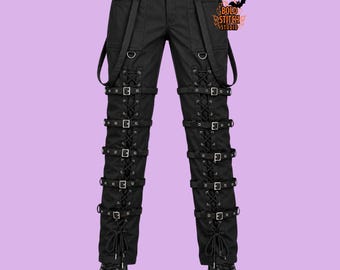 Pantalones góticos bondage con correa negra y hebilla, pantalones punk con cordones, estilo urbano alternativo, estilo gótico industrial.