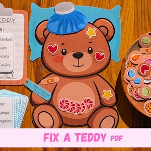 Può includere: Un orsacchiotto marrone con un impacco di ghiaccio blu, circondato da elementi di gioco. Il gioco include una tabella di prescrizione, carte e una ciotola di legno piena di gettoni. Il testo sull'immagine recita "FIX A TEDDY PDF".