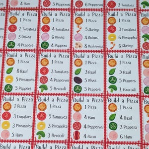 Puede incluir: Un conjunto de 24 tarjetas coloridas con un fondo a cuadros rojo y blanco. Cada tarjeta tiene un gr&aacute;fico de pizza y una lista de ingredientes con n&uacute;meros. El texto en las tarjetas dice "Construye una pizza".