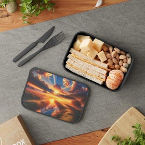 Sunset Landscape Bento Box with Band and Utensils, Ideal for Lunches, Picnics, Travel Food Container, Meal Prep Box, Eco-Friendly [...]