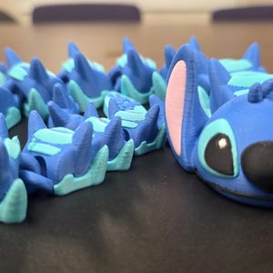 Dragones alienígenas azules y rosas - Inspirados en Stitch