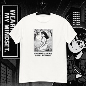 何か美しいものがまだ咲いている – マンガフラワーガールシャツ/Tシャツ Fille Manga Fleuraison