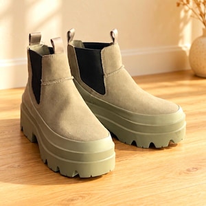 Ugg gray suede platform chelsea ankle boots pull-on womens us 7.5