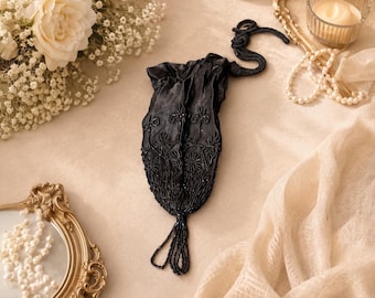 Bolsa de noite vintage preta com cordão e miçangas, estilo Art Déco, em cetim gótico.