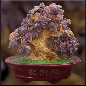 Puede incluir: Un árbol decorativo de piedras preciosas de amatista en una maceta de cerámica roja. El árbol presenta un tronco texturizado de color marrón claro y ramas de alambre de cobre, con fragmentos de amatista púrpura que forman las hojas. La maceta tiene caracteres chinos.