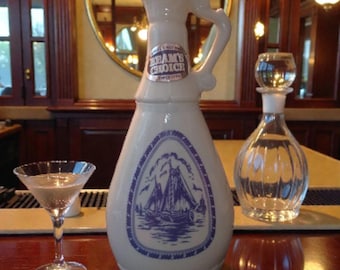 Decantador vacío vintage Jim Beam's Choice con diseño de velero azul de Delft