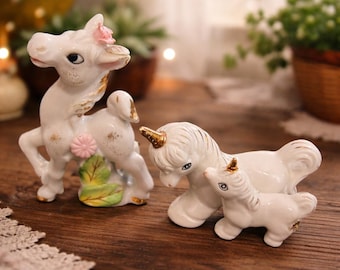 Par de figuras de unicornio de cerámica vintage con cuerno de oro blanco y decoración de fantasía.