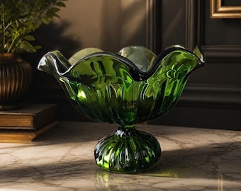 Compote vintage groen glazen sokkelschotel geribbeld ontwerp, middenstuk op voet