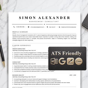 Puede incluir: Una plantilla de currículum profesional para un consultor de gestión llamado Simon Alexander, con secciones de resumen de perfil, experiencia laboral y educación. Una tarjeta negra muestra el texto ATS Friendly con iconos de Word, Google Docs y Canva.