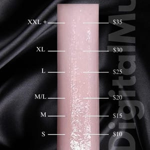 Pu&ograve; includere: Una guida alla lunghezza delle unghie rosa con la scritta "Nail Length Guide" in corsivo. La guida mostra diverse lunghezze delle unghie: XXL+, XL, L, M/L, M e S. The Digital Muse &egrave; scritto verticalmente a destra.