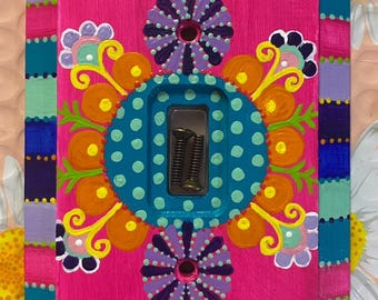 Placa de interruptor de luz individual pintada a mano con diseño floral colorido y diseños únicos.