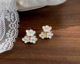 Brincos de madrepérola com flores: joias de latão para noivas e casamentos