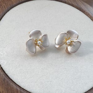 Brincos de flor banhados a ouro 14K, brincos florais, brinco de orquídea, design original, com fecho de pressão disponível, presente para ela, ideia de presente, feito à mão imagem 15
