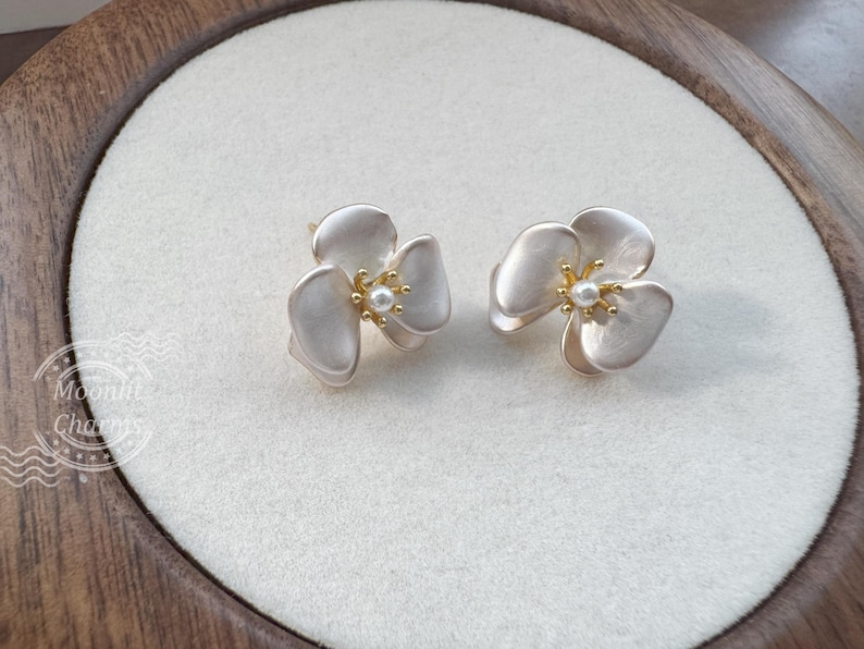 Brincos de flor banhados a ouro 14K, brincos florais, brinco de orquídea, design original, com fecho de pressão disponível, presente para ela, ideia de presente, feito à mão imagem 15