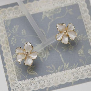 Pendientes de botón chapados en oro de 18k con diseño de jazmín y flor de magnolia. Ideales para damas de honor, regalos para la fiesta nupcial, bodas y compromisos.