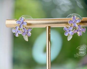 Brincos de pino com esmalte floral: Glicínia pintada à mão em latão.