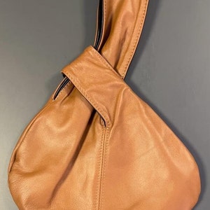 Sac en cuir avec noeud Sac réversible en cuir souple avec noeud Deux looks dans un seul sac Cognac and Black