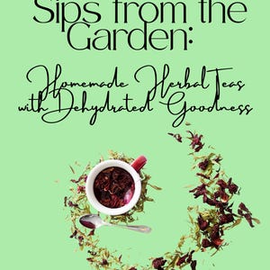 Pode incluir: Uma chávena de chá branca com uma borda vermelha cheia de flores de hibisco secas e uma pega vermelha. A chávena de chá está rodeada de ervas e flores secas sobre um fundo verde claro. O texto "Sips from the Garden: Homemade Herbal Teas with Dehydrated Goodness" está escrito em letra cursiva preta acima da chávena de chá. O texto "BY MISTY FLYNN" está escrito em preto abaixo da chávena de chá.