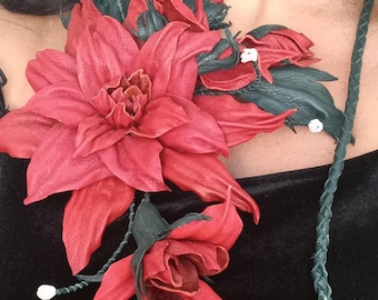 Collana a laccio con fiori in pelle · Collana con fiori di tendenza, regalo per lei · Dalia in pelle fatta a mano · Gioielli botanici · Collana a laccio con rosa rossa