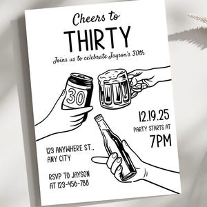 K&ouml;nnte beinhalten: Schwarz-wei&szlig;e Einladung zum 30. Geburtstag. Das Design enth&auml;lt den Text "Cheers to THIRTY" und Illustrationen von H&auml;nden, die einen Bierkrug, eine Dose mit der Zahl 30 und eine Flasche halten. Datum und Uhrzeit sind ebenfalls angegeben.