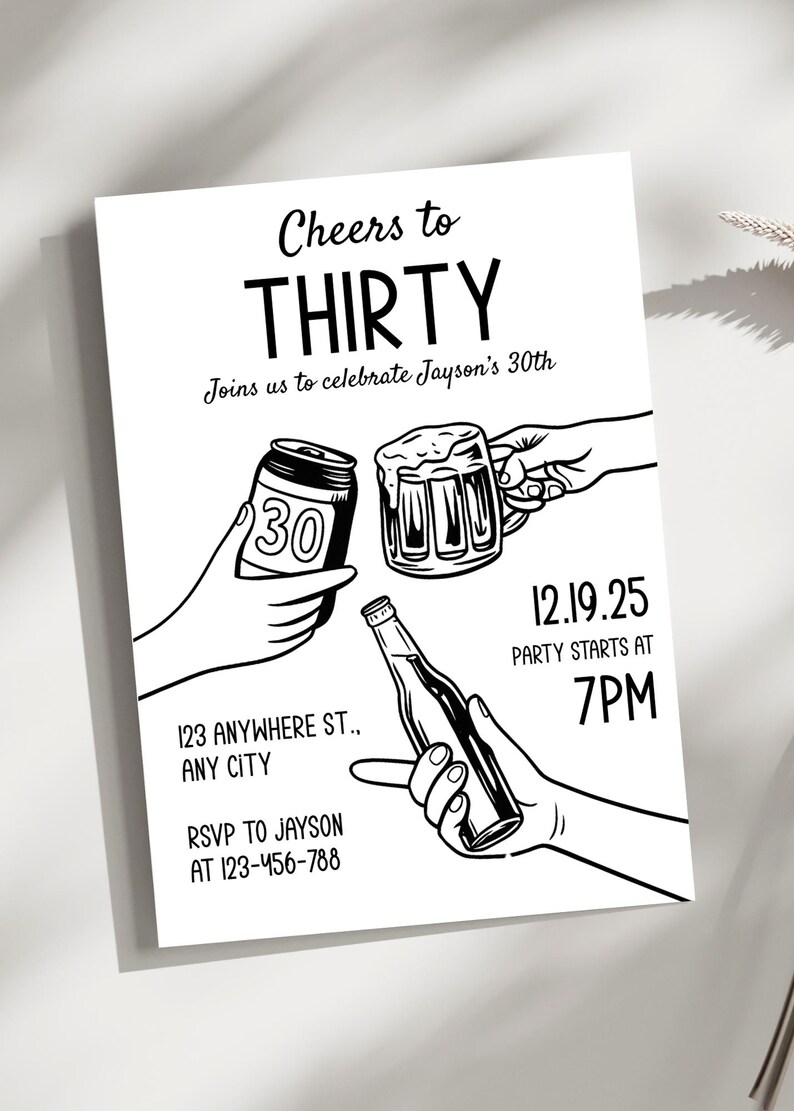K&ouml;nnte beinhalten: Schwarz-wei&szlig;e Einladung zum 30. Geburtstag. Das Design enth&auml;lt den Text "Cheers to THIRTY" und Illustrationen von H&auml;nden, die einen Bierkrug, eine Dose mit der Zahl 30 und eine Flasche halten. Datum und Uhrzeit sind ebenfalls angegeben.