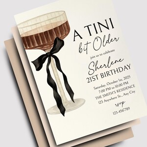Puede incluir: Tarjeta de invitaci&oacute;n con una ilustraci&oacute;n de acuarela de una copa de c&oacute;ctel con una cinta negra. El texto dice "A Tini bit Older" y anuncia un 21 cumplea&ntilde;os para Sherlene. Incluye detalles del evento.
