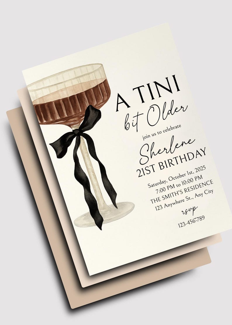Puede incluir: Tarjeta de invitaci&oacute;n con una ilustraci&oacute;n de acuarela de una copa de c&oacute;ctel con una cinta negra. El texto dice "A Tini bit Older" y anuncia un 21 cumplea&ntilde;os para Sherlene. Incluye detalles del evento.