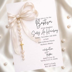 Invitación elegante para bautizo con cruz de perlas – Plantilla para ceremonia religiosa con lazo color marfil imagen 1
