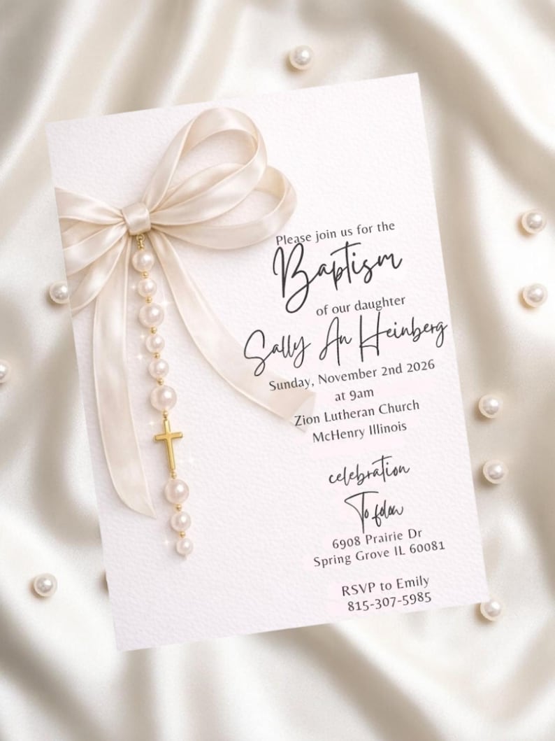 Invitación elegante para bautizo con cruz de perlas – Plantilla para ceremonia religiosa con lazo color marfil imagen 1