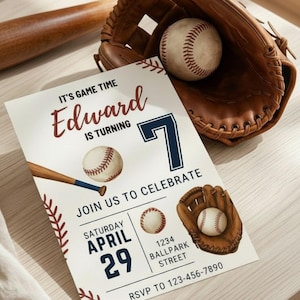 Puede incluir: Una tarjeta de invitación de cumpleaños con temática de béisbol con el texto IT'S GAME TIME Edward IS TURNING 7 JOIN US TO CELEBRATE SATURDAY APRIL 29 1234 BALLPARK STREET RSVP TO 123-456-7890, junto a un guante de béisbol y un bate.