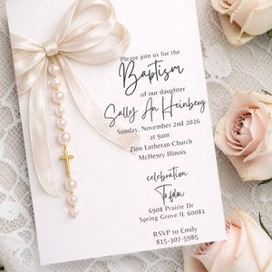 Invitación elegante para bautizo con cruz de perlas – Plantilla para ceremonia religiosa con lazo color marfil imagen 3