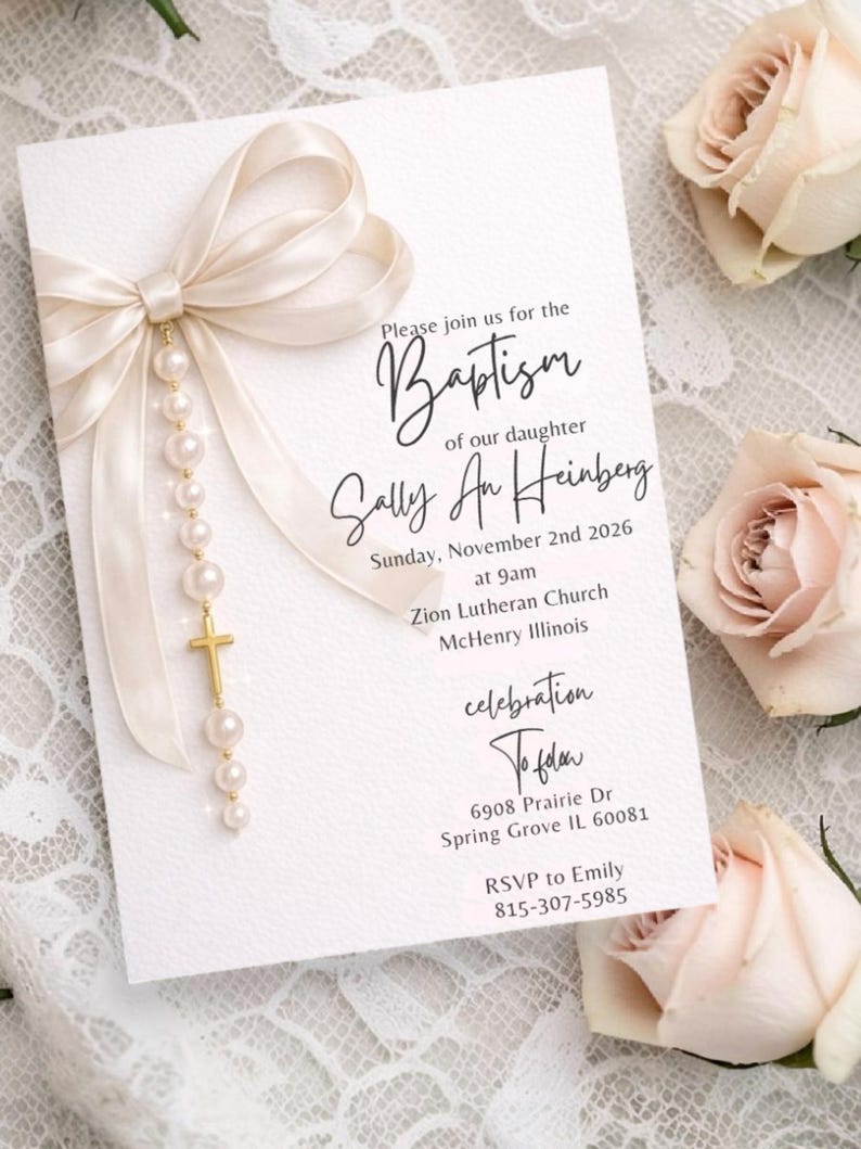 Invitación elegante para bautizo con cruz de perlas – Plantilla para ceremonia religiosa con lazo color marfil imagen 3