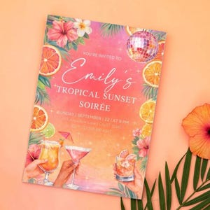 Könnte beinhalten: Eine rechteckige Einladungskarte mit einem rosa-orangen Farbverlauf, verziert mit Illustrationen von Hibiskusblüten, Zitrusfrüchten, einer Discokugel und Cocktails. Der Text lautet: You're invited to Emily's Tropical Sunset Soirée.