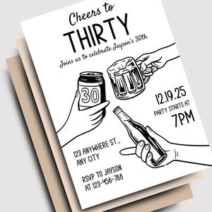 K&ouml;nnte beinhalten: Schwarz-wei&szlig; Einladung zum 30. Geburtstag. Das Design zeigt H&auml;nde, die eine Bierdose, einen Bierkrug und eine Flasche halten. Der Text lautet "Cheers to THIRTY" und enth&auml;lt Party-Details.