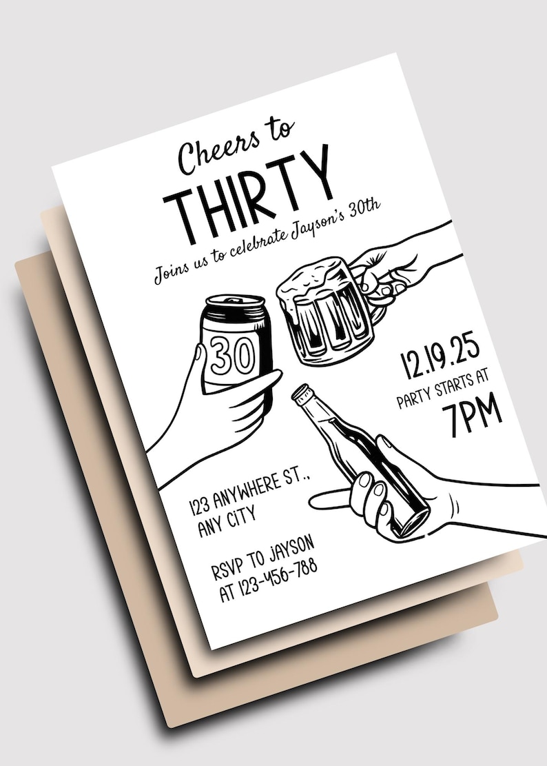 K&ouml;nnte beinhalten: Schwarz-wei&szlig; Einladung zum 30. Geburtstag. Das Design zeigt H&auml;nde, die eine Bierdose, einen Bierkrug und eine Flasche halten. Der Text lautet "Cheers to THIRTY" und enth&auml;lt Party-Details.