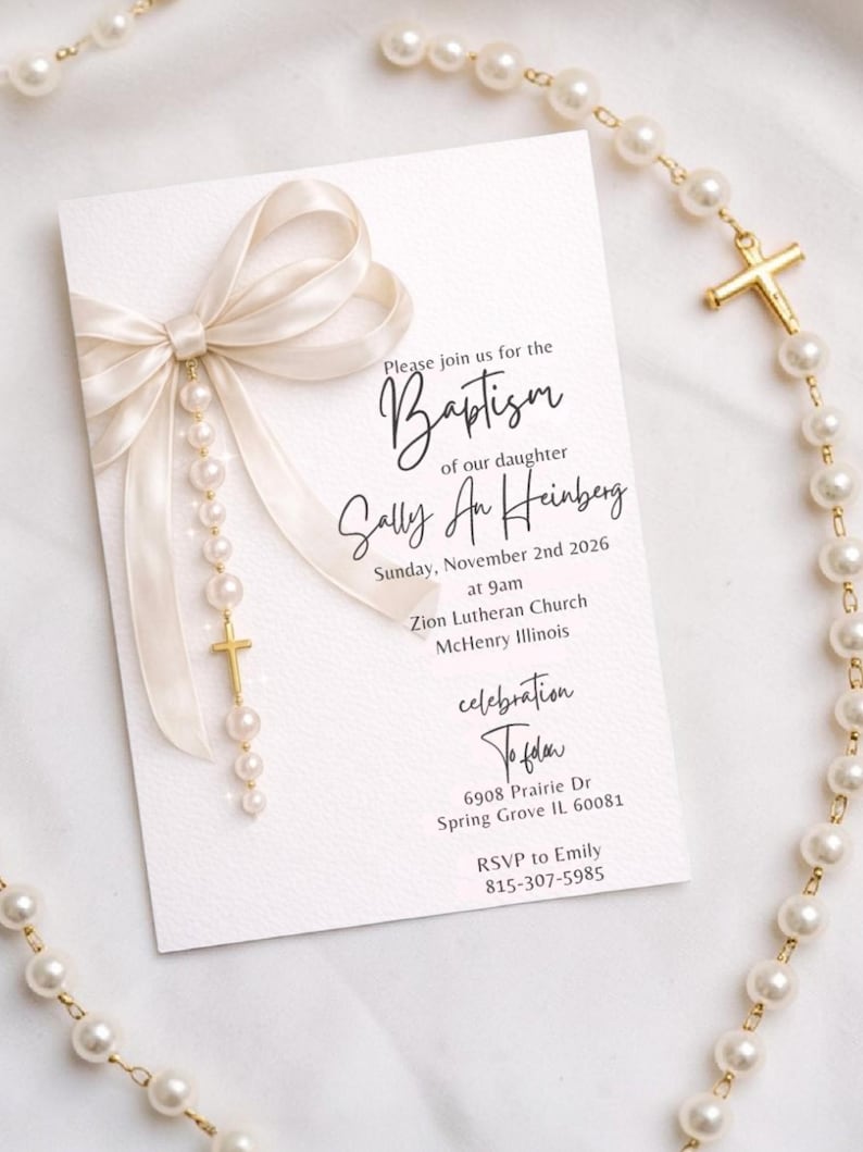 Puede incluir: Una tarjeta de invitaci&oacute;n de bautizo blanca con una escritura elegante y un lazo de cinta color crema. La tarjeta est&aacute; adornada con un collar de perlas y una cruz dorada. El texto en la tarjeta dice "Bautizo de nuestra hija Sally An Heinberg".