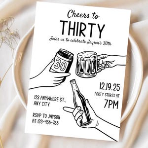 K&ouml;nnte beinhalten: Schwarz-wei&szlig;e Einladungskarte mit dem Text "Cheers to THIRTY". Die Karte enth&auml;lt Illustrationen einer Bierdose, eines Bierkrugs und einer Flasche mit dem Datum 12.19.25 und der Uhrzeit 19 Uhr.