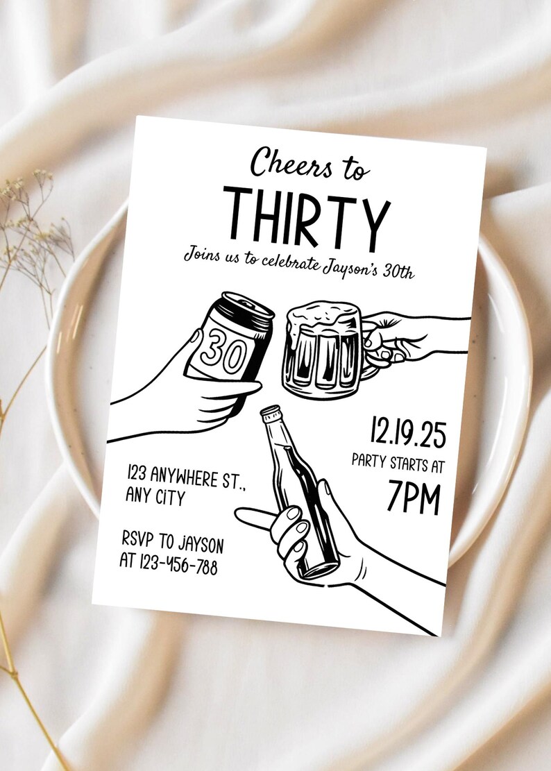 K&ouml;nnte beinhalten: Schwarz-wei&szlig;e Einladungskarte mit dem Text "Cheers to THIRTY". Die Karte enth&auml;lt Illustrationen einer Bierdose, eines Bierkrugs und einer Flasche mit dem Datum 12.19.25 und der Uhrzeit 19 Uhr.