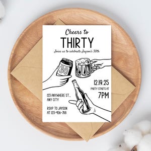 K&ouml;nnte beinhalten: Schwarz-wei&szlig;e Einladungskarte mit dem Text "Cheers to THIRTY" und Illustrationen von Bier und einer Flasche. Die Karte enth&auml;lt Party-Details: Datum, Uhrzeit, Adresse und RSVP-Informationen. Die Einladung liegt auf einem Holztablett mit einem braunen Umschlag.