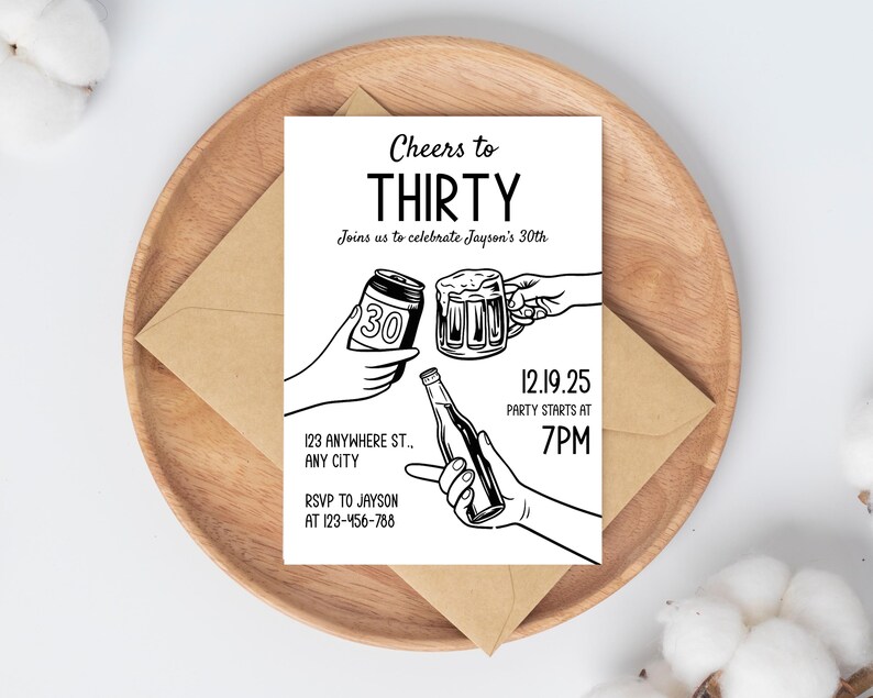K&ouml;nnte beinhalten: Schwarz-wei&szlig;e Einladungskarte mit dem Text "Cheers to THIRTY" und Illustrationen von Bier und einer Flasche. Die Karte enth&auml;lt Party-Details: Datum, Uhrzeit, Adresse und RSVP-Informationen. Die Einladung liegt auf einem Holztablett mit einem braunen Umschlag.
