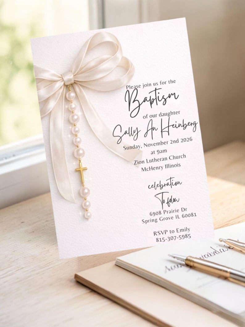 Puede incluir: Invitaci&oacute;n de bautizo con lazo color crema y detalles de perlas. La invitaci&oacute;n incluye el texto "Please join us for the Baptism of our daughter Sally An Heinberg" y detalles del evento. Una cruz dorada cuelga del lazo.